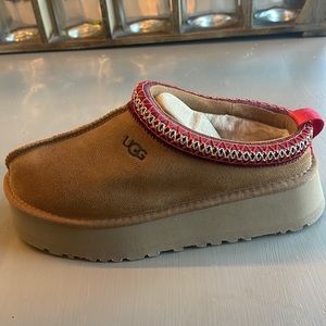 BRAND NEW Ugg Tazz Platform Slippers